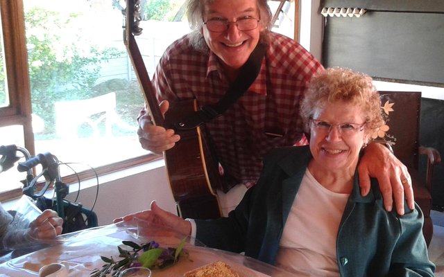 Dirk BÃ¼chner van Huis Breda met sy kitaar saam met Jenny Dempster op haar 74ste verjaardag